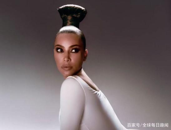 金·卡戴珊新《时尚》杂志疑似黑人扮相，被指“钓黑鱼”，引热议